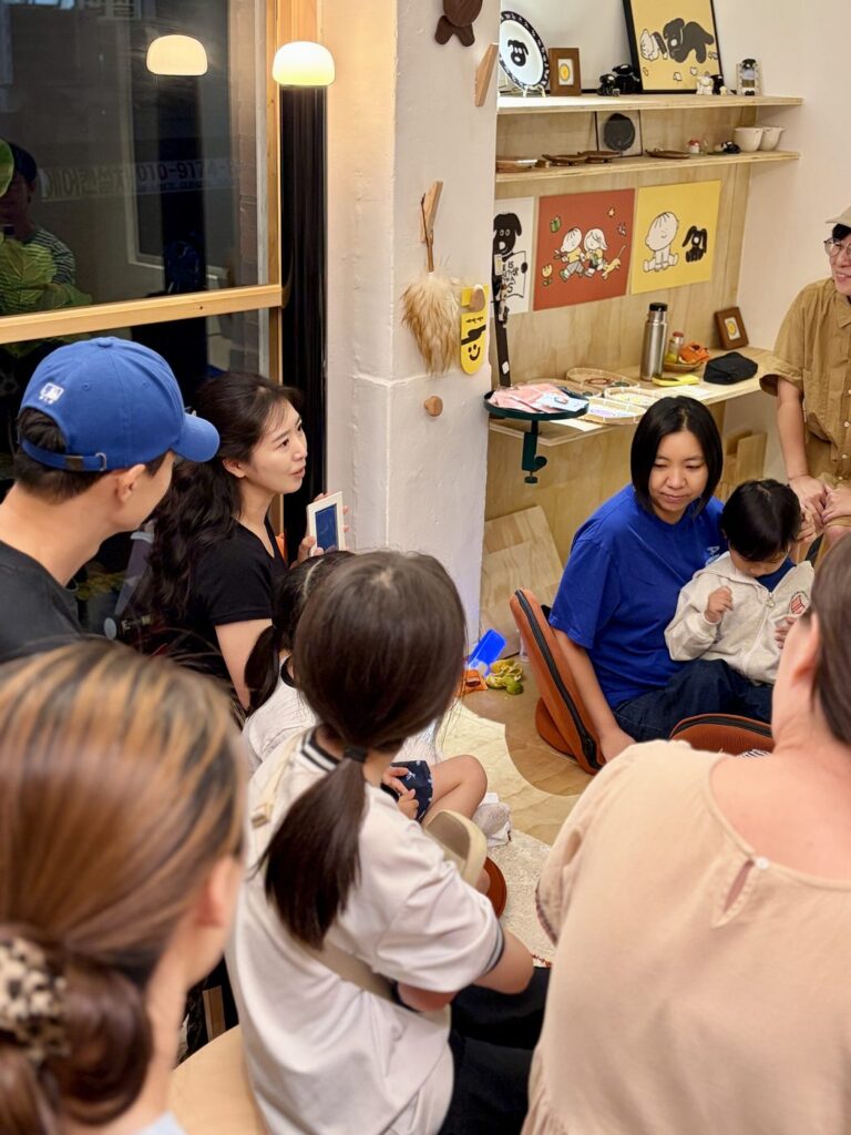 2026년 8월 22일 소복이 작가 북토크 — 책방 바닥과 의자에 둘러앉아 북토크를 듣는 사람들
