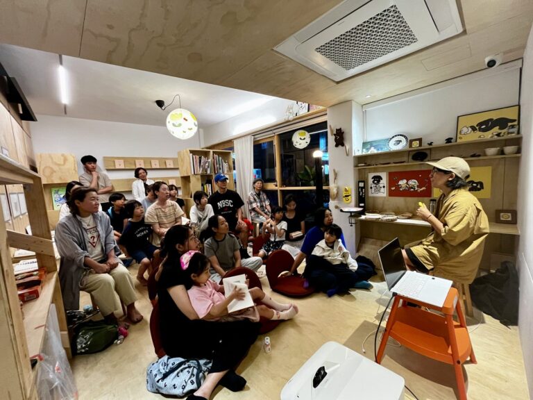 2026년 8월 22일 소복이 작가 북토크 — 화면에 그림일기를 띄우고 이야기하는 소복이 작가와 앞에 앉은 어린이들