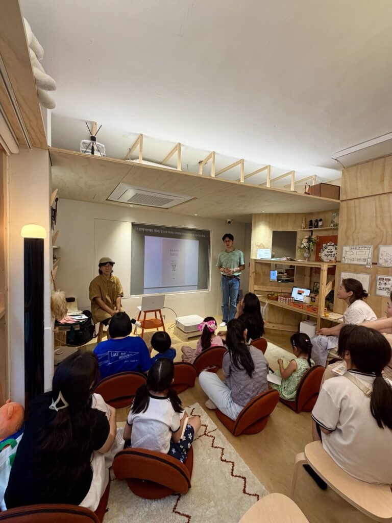 2026년 8월 22일 소복이 작가 북토크 — 화면을 함께 보며 이야기를 듣는 사람들