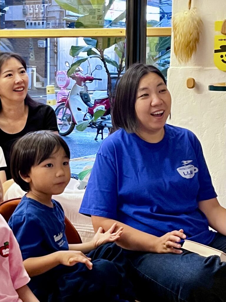 2026년 8월 22일 소복이 작가 북토크 — 북토크가 끝난 뒤 어린이와 참가자가 나란히 앉아 웃고 있어요