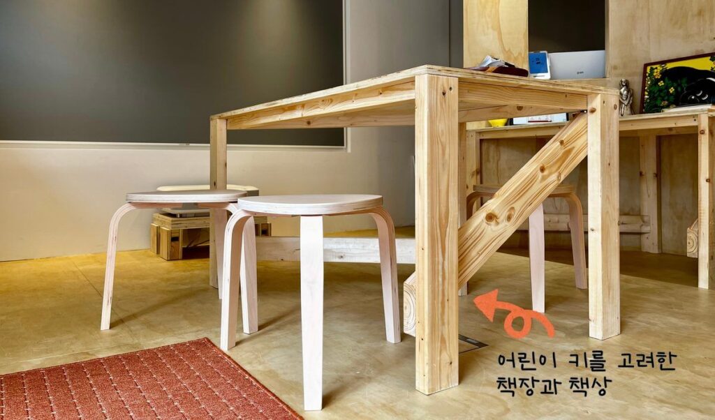 책방에 반영된 모습 — 어린이 키에 맞춘 책장과 책상